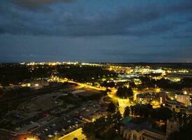 antenne visie van verlichte luton stad van Engeland uk na zonsondergang gedurende nacht van zomer. beeld was gevangen genomen met drone's camera Aan sep 1e, 2023 foto