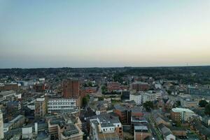 antenne visie van verlichte downtown gebouwen, wegen en centraal luton stad van Engeland uk Bij begin van Doorzichtig weer nacht van september 5e, 2023 foto