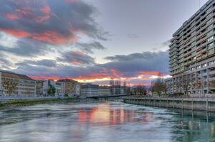 Rhône rivier, sous-terre brug en gebouwen, Genève, Zwitserland, hdr foto