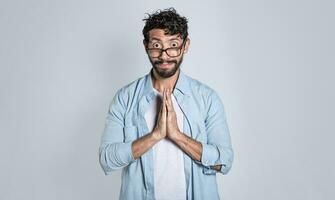 pleiten persoon vragen voor een gunst, mensen met een pleiten uitdrukking vragen voor een gunst. Mens zetten zijn handen samen vragen voor een gunst foto