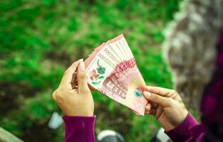 vrouw tellen bankbiljetten, Nicaraguaanse 500 cordobas bankbiljetten foto