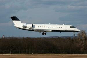 ongetiteld bedrijf Jet passagier vlak Bij luchthaven. zakelijke vlucht reizen. luchtvaart en vliegtuigen. vip vervoer. bedrijf en corporatie vervoer. vlieg en vliegen. foto