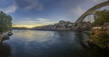 panoramisch visie over- porto van de bank van douro rivier- gedurende zonsondergang foto