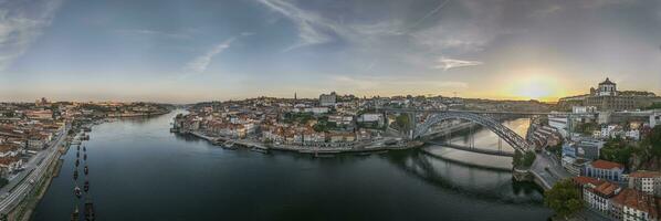 dar panorama over- de stad van porto en de douro rivier- Bij zonsopkomst foto