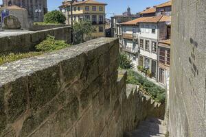 tafereel van een uitgestorven straat in downtown porto in de ochtend- foto