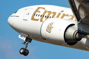 emiraten luchtvaartmaatschappijen passagier vlak Bij luchthaven. schema vlucht reizen. luchtvaart en vliegtuigen. lucht vervoer. globaal Internationale vervoer. vlieg en vliegen. foto