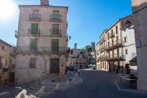 uitzicht op de gebouwen en straten van een middeleeuws stadje in spanje foto