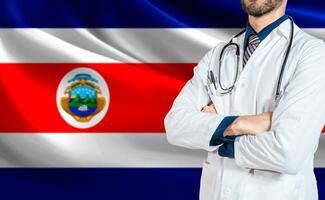 Gezondheid en zorg met vlag van costa rica. costa rica nationaal Gezondheid concept. dokter met stethoscoop Aan costa rica vlag foto