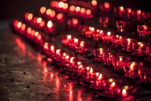 rode wenskaarsen in een christelijke kerk foto
