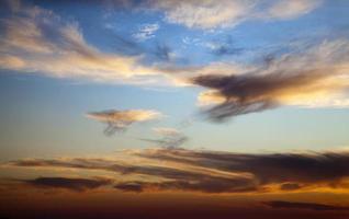 donkere en glanzende zachte wolken aan de lucht foto