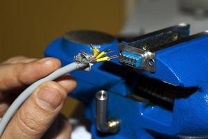 kabels en soldeerapparatuur industrieel technologieconcept foto