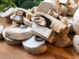 gehakte rauwe champignons op keukentafel foto