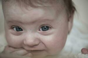 gelukkig pasgeboren weinig baby grijnzend foto