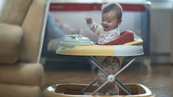 baby aan het leren naar wandelen in wandelaar foto