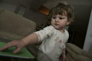 aanbiddelijk schattig mooi weinig baby meisje spelen met speelgoed Bij huis foto