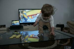 schattig weinig een jaar oud baby en maken eerste stappen foto