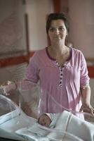 pasgeboren baby en moeder in ziekenhuis foto