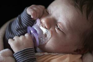 een maand pasgeboren baby slapen in bed foto