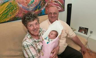 familie portret met grootouders ouders en baby foto