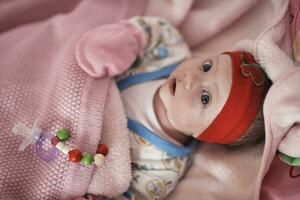 gelukkig pasgeboren weinig baby grijnzend foto