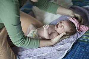 gelukkig pasgeboren weinig baby grijnzend foto