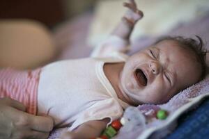 gelukkig pasgeboren weinig baby grijnzend foto