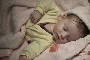 pasgeboren baby slapen Bij huis in bed foto