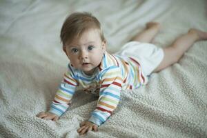 schattig weinig pasgeboren baby grijnzend foto