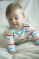 schattig weinig pasgeboren baby grijnzend foto