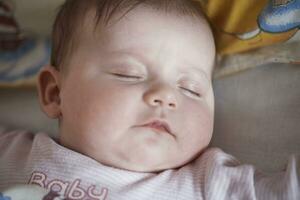 pasgeboren baby slapen Bij huis in bed foto