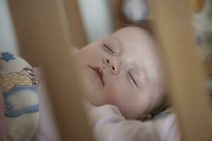 pasgeboren baby slapen Bij huis in bed foto