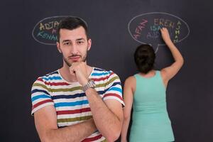 zwanger paar schrijven Aan een zwart schoolbord foto