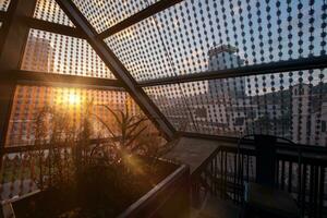zonsondergang door een glas dak foto