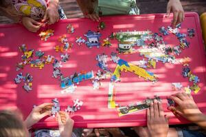 top visie van kinderen handen spelen met puzzels foto