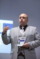 zakenman geven presentaties Bij conferentie kamer foto