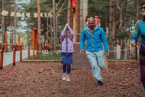 familie tijd in de park. vader hebben pret met zijn dochter in de park, spelen pret spellen en uitgeven tijd samen foto