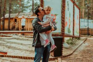 familie tijd in de park. vader hebben pret met zijn dochter in de park, spelen pret spellen en uitgeven tijd samen foto