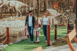 familie pret in de park. gelukkig familie uitgeven tijd in park en spelen met hun dochter foto