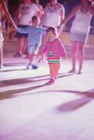 weinig meisje dansen in de kinderen disco foto