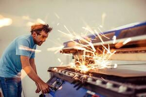 binnen zwaar industrie. een Mens werken in een modern fabriek Aan een cnc machine. selectief focus foto