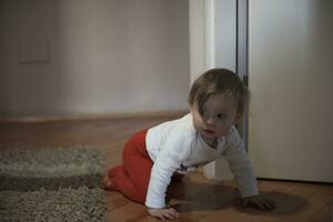 schattig weinig een jaar oud baby en maken eerste stappen foto