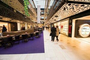 interieur van groot modern boodschappen doen winkelcentrum foto