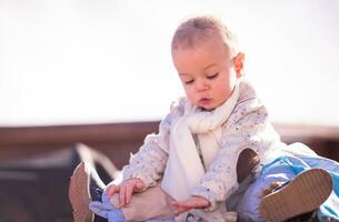 portret van weinig baby jongen Aan mooi winter dag foto