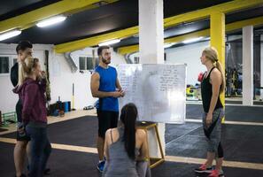 atleten krijgen instructies van trainer foto