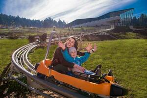 jong moeder en zoon het rijden alpine kustvaarder foto