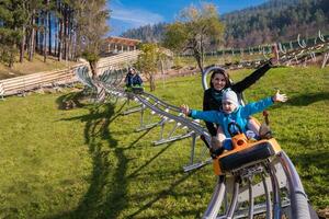 jong moeder en zoon het rijden alpine kustvaarder foto