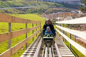 jong vader en zoon het rijden alpine kustvaarder foto