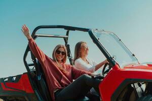 twee jong gelukkig opgewonden Dames genieten van mooi zonnig dag terwijl het rijden een uit weg buggy auto Aan berg natuur foto