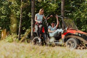 jong gelukkig opgewonden paar genieten van mooi zonnig dag terwijl het rijden een uit weg buggy auto Aan berg natuur foto