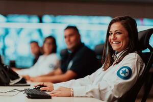 groep van veiligheid gegevens centrum operators werken in een cctv toezicht houden kamer op zoek Aan meerdere monitoren officieren toezicht houden meerdere schermen voor verdacht activiteiten team werken Aan de systeem controle foto